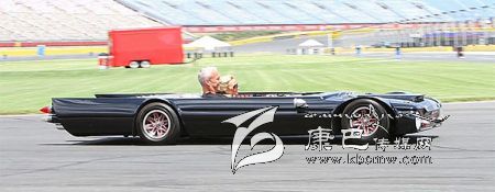 世界上最“扁”的汽車 躺著開！