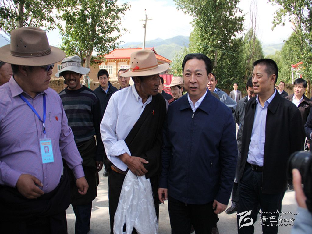 黃新初在甘孜縣調(diào)研指導(dǎo)扶貧開發(fā)工作、慰問對口支援我州的干部人才代表掠影