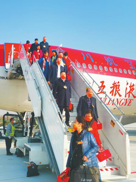 出席全國政協(xié).jpg 出席全國政協(xié).jpg