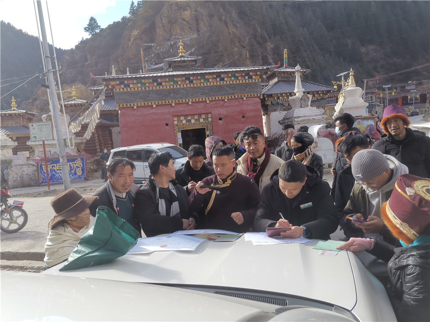 別樣的汽車銀行很接地氣，農(nóng)行德格縣支行開展農(nóng)戶信息建檔，現(xiàn)場為百姓開展金融服務(wù)。.jpg
