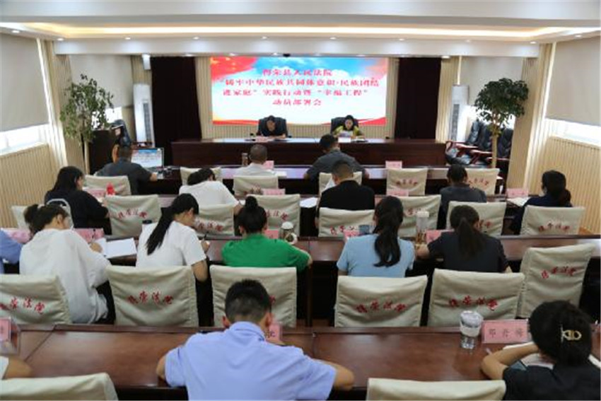 得榮民族團(tuán)結(jié)進(jìn)家庭.jpg 得榮民族團(tuán)結(jié)進(jìn)家庭.jpg