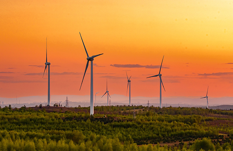 2023年5月23日清晨拍攝的內(nèi)蒙古興安盟烏蘭浩特市呼和馬場風(fēng)力光伏發(fā)電場內(nèi)的風(fēng)機。