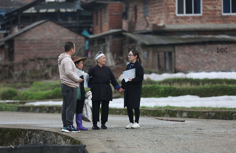 2022年3月24日，在廣西柳州市三江侗族自治縣良口鄉(xiāng)南寨村，紀(jì)檢監(jiān)察干部（右一、左一）在了解惠農(nóng)政策落實(shí)情況。