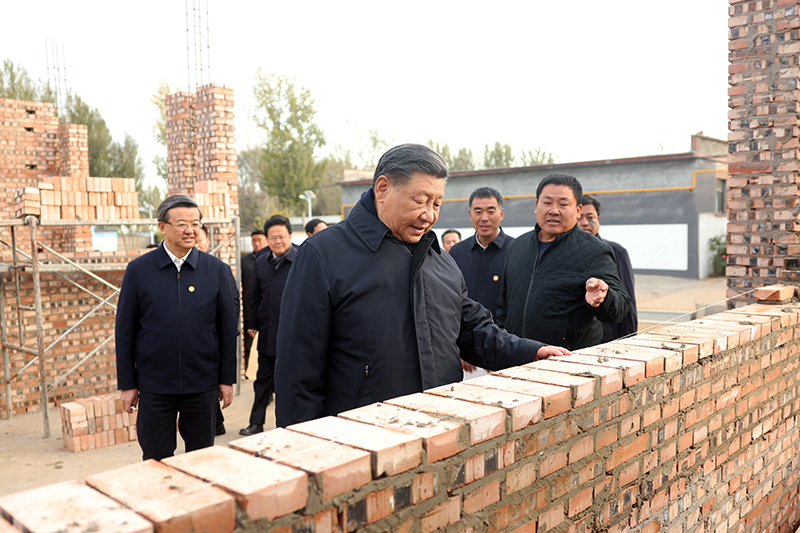 2023年11月10日，習(xí)近平總書(shū)記在河北保定涿州市刁窩鎮(zhèn)萬(wàn)全莊村房屋重建施工現(xiàn)場(chǎng)考察。