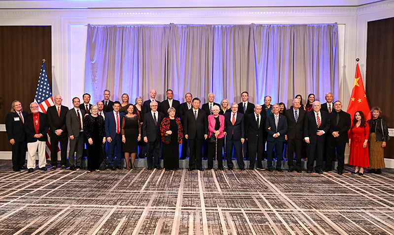 這是美國(guó)友好團(tuán)體聯(lián)合歡迎宴會(huì)開(kāi)始前，習(xí)近平主席會(huì)見(jiàn)飛虎隊(duì)和史迪威將軍后人、鼓嶺、艾奧瓦州、華盛頓州等方面友好人士代表，同他們親切交談并合影留念。