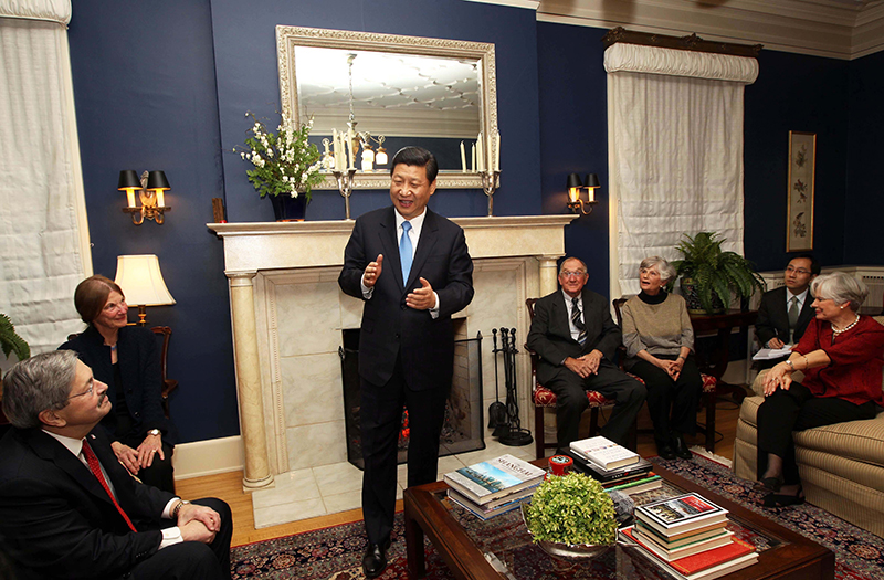 習(xí)近平2012年訪美時(shí)與老朋友敘舊場(chǎng)景。