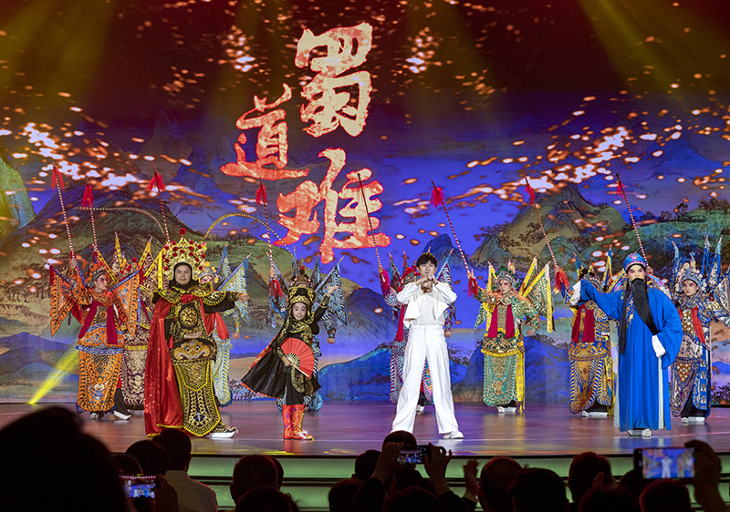 2023年10月13日，成都，“把青春華章寫在祖國大地上”大思政課網(wǎng)絡主題宣傳和互動引導活動在四川大學舉行。