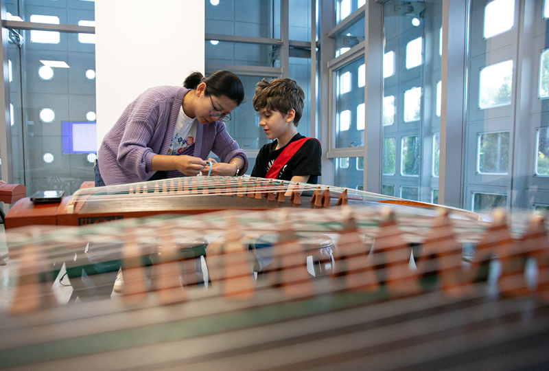 4月29日，在塞爾維亞貝爾格萊德中國(guó)文化中心，古箏指導(dǎo)老師王宣（左）在教學(xué)。新華社記者 李京 攝