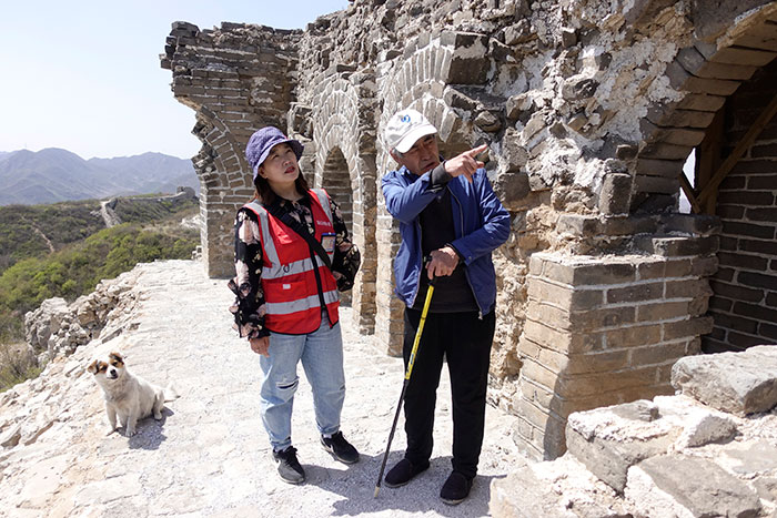 在明長城遺址上，梅景田給外甥女劉紅巖講述長城故事。