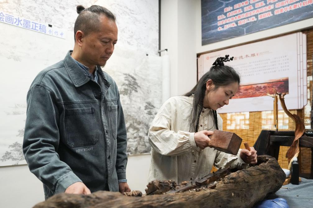 潘能輝和妻子胡美華在湖南常德河街展示木雕。新華社記者 薛宇舸 攝