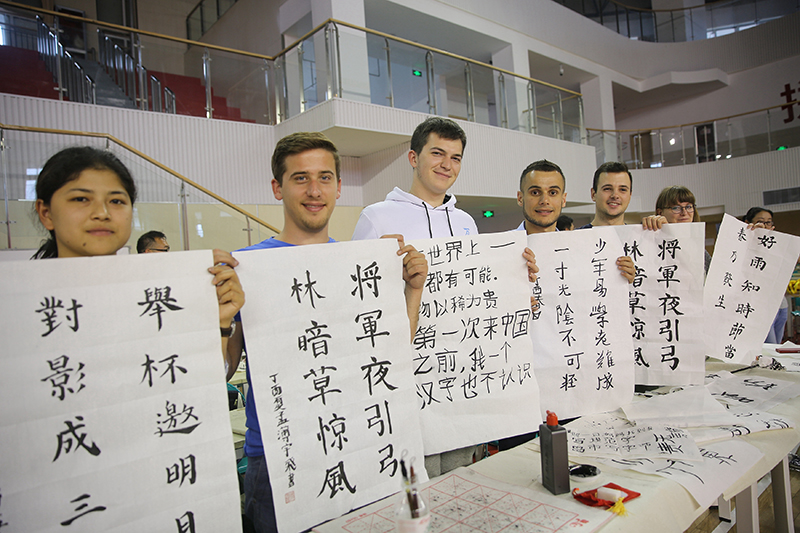 2017年6月5日，來自青島大學(xué)和中國石油大學(xué)（華東）的外國留學(xué)生在展示剛剛現(xiàn)場(chǎng)完成的書法作品。