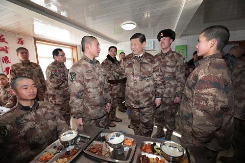 2014年1月26日中午，習近平來到連隊食堂，同戰(zhàn)士們一起用餐。新華社記者 李剛 攝
