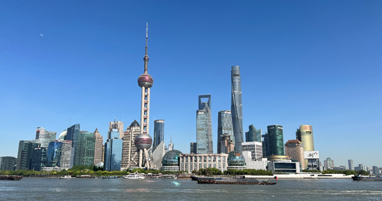 沿蘇州河遠眺陸家嘴城市建筑群。人民網(wǎng) 馬作鵬 攝