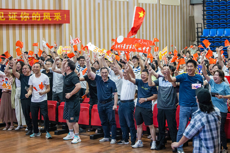 北京時(shí)間7月27日，2024年巴黎奧運(yùn)會(huì)首個(gè)比賽日，在射擊10米氣步槍混合團(tuán)體比賽中，中國選手黃雨婷/盛李豪獲得金牌。圖為黃雨婷的母校師生們通過收看奧運(yùn)直播的方式為她加油助威。