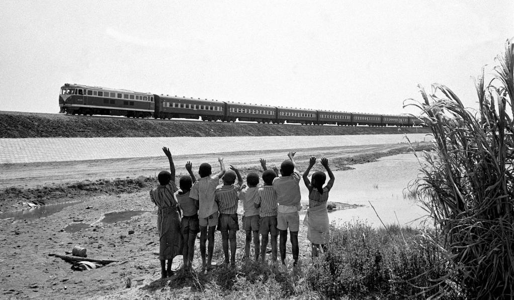 贊比亞魯西瓦西湖畔的少年兒童歡迎坦贊鐵路的列車(chē)通到他們的家鄉(xiāng)（1976年攝）。